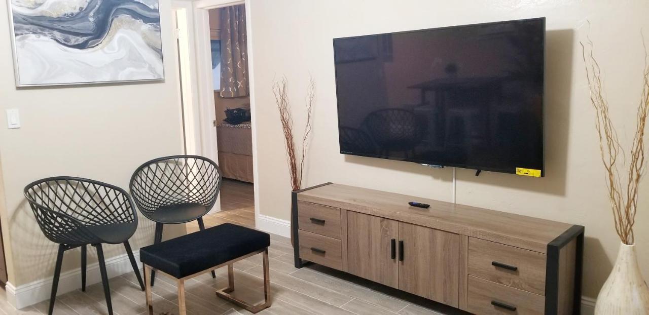 הוליווד Very Glam Apartment 5 Miles From Hard Rock מראה חיצוני תמונה